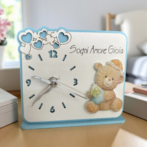 Delizioso orologio, decorato con un tenero orsetto cielo