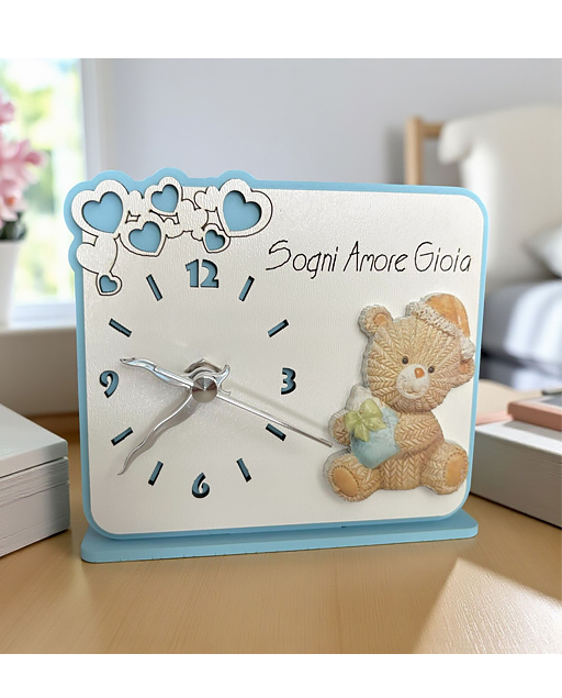 Delizioso orologio, decorato con un tenero orsetto cielo