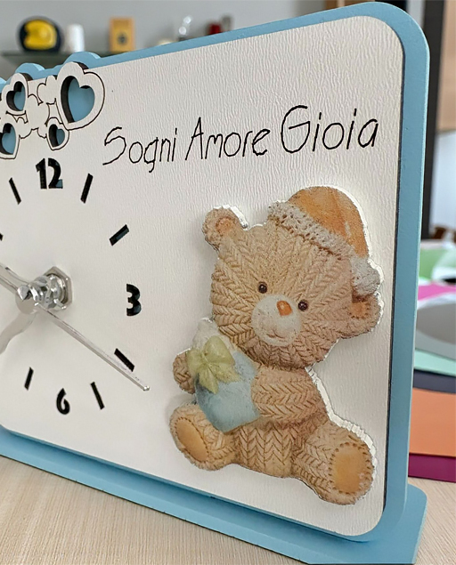Delizioso orologio, decorato con un tenero orsetto cielo