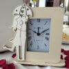 Bomboniera orologio con coppia innamorati abbracciati sotto l'ombrello traforato.