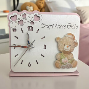 Delizioso orologio, decorato con un tenero orsetto rosa, porta con sé parole incantevoli come