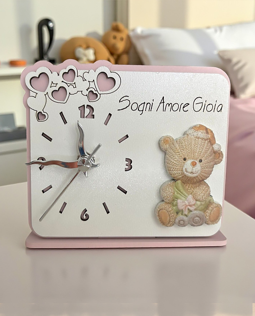 Delizioso orologio, decorato con un tenero orsetto rosa, porta con sé parole incantevoli come "Sogni", "Amore" e "Gioia