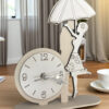 Orologio coppia bacio sotto ombrello. Realizzata in pregiato legno nei delicati toni panna e bianco