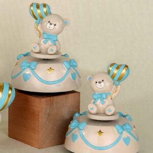 Carillon orsetto con palloncino cuore celeste realizzato in resina, un idea regalo tenerissima che conquista grandi e piccini