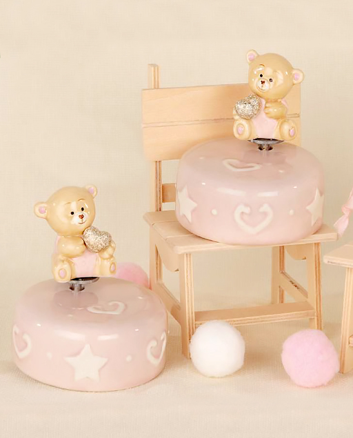 Bomboniera carillon orsetto barty rosa, ruota l'orsetto in senso orario produrrà una dolce ninna nanna.