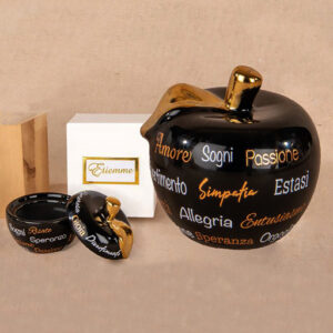 Bomboniera mela nera artistica decorata. Bomboniera realizzata in fine porcellana lucida. Mela disponibile anche in versione box contenitore. Nuova collezione 2026.
