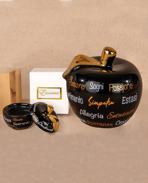 Bomboniera mela nera artistica decorata. Bomboniera realizzata in fine porcellana lucida. Mela disponibile anche in versione box contenitore. Nuova collezione 2026.
