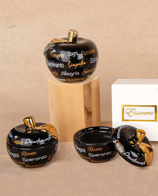 Bomboniera mela nera artistica decorata. Bomboniera realizzata in fine porcellana lucida. Mela disponibile anche in versione box contenitore. Nuova collezione 2026.