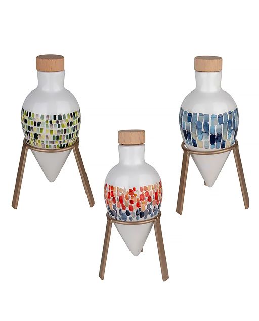 Bomboniera bottiglia oliera a goccia con piedistallo realizzata in fine porcellana bianca decorata a mosaico