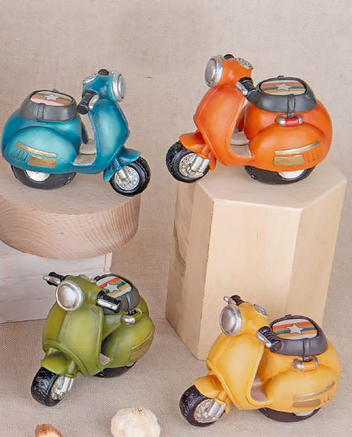Bomboniera vespa con luce led. Bomboniera moderna e ricca di dettagli, perfetta per la Prima Comunione.