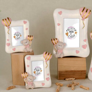 Portafoto Orsetto con palloncino cuore rosa realizzato in resina, una bomboniera/idea regalo tenerissima che conquista grandi e piccini