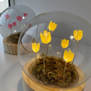 Bomboniera sfera led con fiori led. La sfera con base in legno racchiude muschio e sei fiorellini in plastica