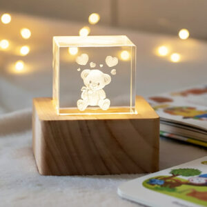 Cubo orsetto in cristallo con base in legno.