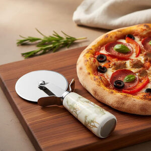 Tagliapizza intrecci decorato in stile floreale. Nuova collezione 2026.