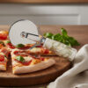 Tagliapizza intrecci decorato in stile floreale. Nuova collezione 2026.