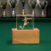 Cubo calciatore in cristallo con base in legno