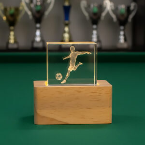 Cubo calciatore in cristallo con base in legno