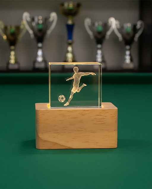 Cubo calciatore in cristallo con base in legno