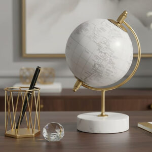 Mappamondo artistico bianco. Celebra l’amore come il viaggio più bello con una bomboniera d’arredo dal fascino senza tempo.