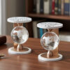 Bomboniera mappamondo da poggio realizzato in legno bianco e oro a una sfera in vetro