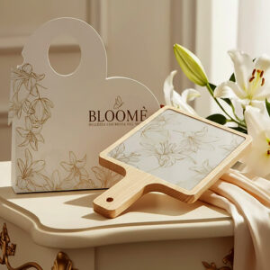 Tagliere decorato stile floreale, realizzato in legno con mattonella in rilievo in vetro