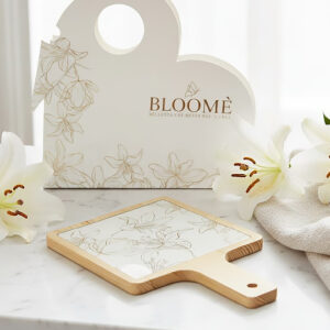 Tagliere decorato stile floreale, realizzato in legno con mattonella in rilievo in vetro