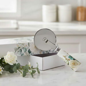 Tagliapizza blooming love decorato in stile floreale. Nuova collezione 2026