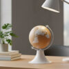 Bomboniera mappamondo da poggio realizzato sfera in legno naturale e base bianca dal design pulito