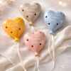 Palloncino multicolor con luce led, bomboniera realizzata in ceramica e disponibile in quattro colori assortiti: blu, rosa gold, giallo e tortora.