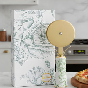 Tagliapizza torta decorazione verde con manico decorato.