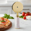 Taglia pizza torta decorazione rosa con manico decorato