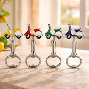 Bomboniera apribottigle vespa realizzato in metallo, disponibile in 4 colori assortiti.