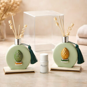 Bomboniera bottiglia verde salvia con applicazione pigna assortita in due colori come indicato in foto